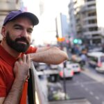 El autor de Una Navidad de Mierda viajó desde Barcelona para ver el fenómeno teatral: «Al principio me horroricé con el título que le pusieron aquí, pero ahora estoy fascinado»