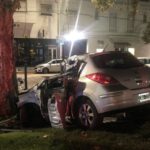 Una mujer perdió el control del auto y chocó contra un árbol: murió en el lugar