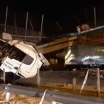 Perdió el control del camión en la ruta 9, chocó contra un puente y lo derribó