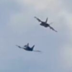 El momento en que dos aviones de combate chocan durante un show aéreo en Estados Unidos