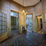 Por qué algunas casas antiguas tienen puertas muy altas: la historia detrás del diseño