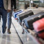 Aerolíneas Argentinas eliminó el equipaje de mano gratuito de su tarifa base: desde cuándo rige y cuánto costará