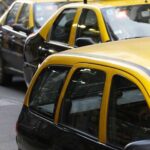 Hasta 8 personas y sin obligación de usar camisa: las nuevas reglas para taxis y autos de apps en la ciudad
