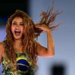 Con más de una hora de retraso, Shakira comenzó su multitudinario show gratuito en Copacabana