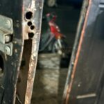 Detuvieron a dos hombres cuando forzaban la puerta de una rotisería con una barreta
