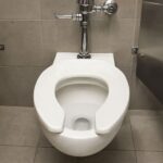 Por qué los inodoros de los baños públicos tienen el asiento abierto en forma de U