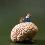 Qué dice la psicología sobre las personas que pasan horas con el celular y postergan las tareas importantes