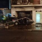 Fuerte choque en Recoleta: un auto se incrustó en el frente de un edificio en la avenida Alvear