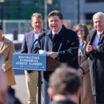Es oficial: todas las leyes aprobadas en Illinois que JB Pritzker celebró esta semana