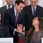Estados Unidos bombardeó Irán tras el ataque a un buque en el estrecho de Ormuz, mientras en Washington se firma un acuerdo tripartito