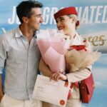 Conoció a su novia arriba de un avión y ahora la sorprendió en el aire para su segundo aniversario