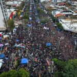 “Somos más de un millón”: ni la noche ni la lluvia ahuyentan a los fanáticos que hacen fila para despedir al Indio Solari