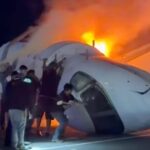 Una avioneta se desplomó en medio de una autopista en Texas: desesperante rescate de los tripulantes, hay un muerto