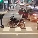 Video: el momento en que un conductor se olvidó de poner el freno de mano y provocó un choque en Neuquén