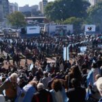 A un año de la detención de Cristina Kirchner, la militancia K realiza un banderazo en Parque Lezama para reclamar la liberación de la expresidenta
