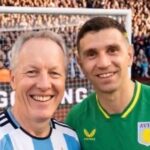 El Embajador británico se puso la camiseta argentina para un video previo al Mundial y se hizo viral