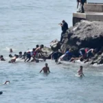 Miles de jóvenes deambulan por Ceuta y reportan al menos 41 personas muertas en el mar