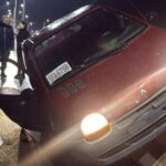 Perdió el control de su auto y se subió al divisorio de la Avenida Circunvalación 