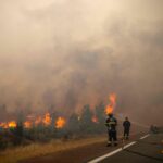 Los incendios que arrasan España y Francia siguen sin control y fuerzan la evacuación de 260.000 personas