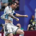 En “Los últimos días con Messi”, un biógrafo bahiense sigue los pasos del máximo ídolo deportivo de la Argentina