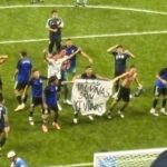El video del momento exacto en el que les tiraron la bandera de Malvinas a los jugadores durante los festejos contra Inglaterra