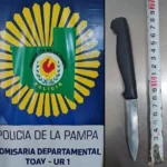 Toay: una mujer irrumpió en la casa de su expareja, lo atacó a puñaladas y fue detenida