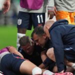 La insólita caída de Jordan Henderson: quiso festejar la clasificación de Inglaterra y tuvo que ser retirado en camilla del Azteca