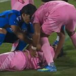 Un compañero de Messi debió salir en ambulancia de la cancha por una dura infracción