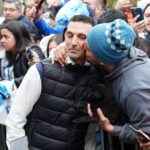 Devoción por Lionel Scaloni en Pujato, el pueblo que no deja de abrazarlo: filas interminables, canciones y un ruego en continuado