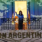 Cristina Kirchner salió al balcón a saludar a los militantes y le proyectaron una imagen de Malvinas con la leyenda “Son Argentinas”