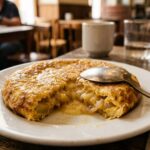 Los cocineros se plantan y aseguran que, para lograr una tortilla cremosa, hay que batir los huevos con cuchara