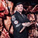 Abre solo los sábados, le compran chefs premiados y rescató el sabor perdido en la carne que comía su abuelo en España