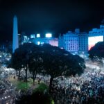 Se produjeron incidentes en el Obelisco tras los festejos en apoyo a la selección: botellazos, piedrazos y corridas