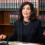 Buenas noticias en Nueva York: la gobernadora Hochul firma aumentos salariales para docentes y beneficios en salud