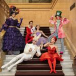 Las encantadoras criaturas de Alicia se transforman para entrar en el País de las Maravillas