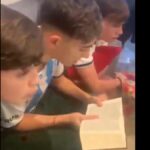 VIDEO: un grupo de amigos miró los últimos minutos de Argentina-Egipto leyendo una Biblia