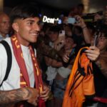 Más de 300 hinchas de la Roma fueron a recibir a Santiago Castro, que la rompió en Bologna
