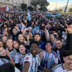 “No es fútbol, sino pasión”: la visión de los extranjeros en el país sobre la argentinidad y sobre la ola de críticas