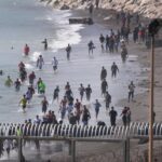 Videos: las impactantes imágenes de la masiva llegada de inmigrantes a la costa española de Ceuta