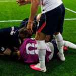 Un jugador de Inglaterra debió ser retirado en camilla pese a no haber jugado frente a México