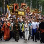 Crece el público que asiste a la vigilia en honor a los Romanov