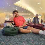 El viajero que “espera” su vuelo hace más de 40 años en el aeropuerto de Orlando con valijas y bolsos