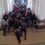 Ataque a la Municipalidad de La Plata: el video de cómo entran al edificio y lo prenden fuego