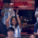 Antonela Roccuzzo apareció en un palco y mostró la camiseta que eligió esta vez: la cábala sigue intacta