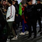 Disturbios en los alrededores del hotel donde está Inglaterra: la Policía desaloja de prepo a decenas de hinchas mexicanos