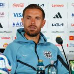 Jordan Henderson se mostró por primera vez tras su insólito accidente en los festejos de Inglaterra: «Cirugía terminada»