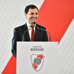 Stéfano Di Carlo, presidente de River, brinda una conferencia de prensa en medio del momento crítico del equipo