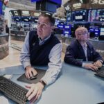 Las acciones argentinas caen hasta 6% en Wall Street y el riesgo país baja hasta los 410 puntos