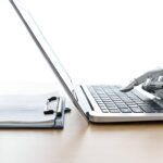 Los lectores prefieren las historias creadas por humanos, siempre y cuando las escriba una IA