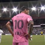 Messi fue ovacionado en su vuelta a las canchas y recibió un abrazo de un rival en plena jugada